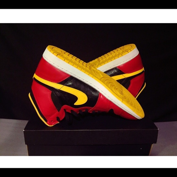 OG Jordan’s Atlanta Hawk Edition - Picture 3 of 3